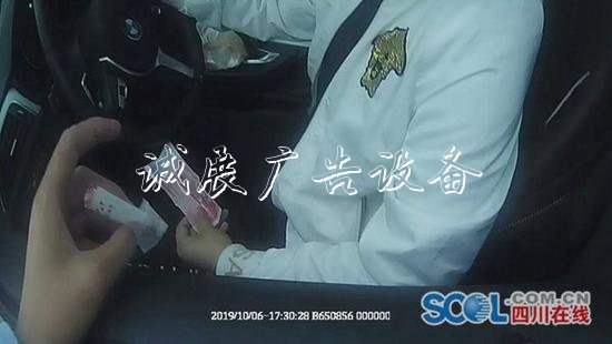男子在成名高速上駕車時(shí)垃圾收集亭毒癮發(fā)作 停應(yīng)急車道吸毒被查