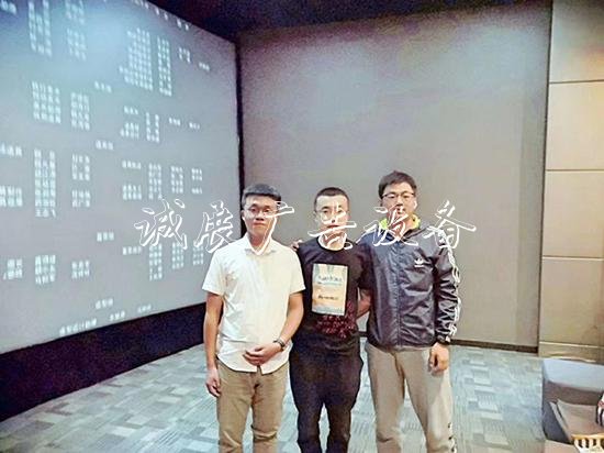電影結(jié)束后，蘭會云老師（中）與同學(xué)的合影。 蘭會云老師供圖