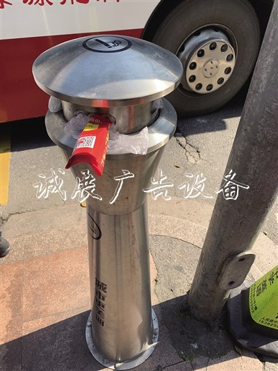 塞滿廣告單、塑料袋等分類垃圾亭各種垃圾 環(huán)保滅煙桶成隨