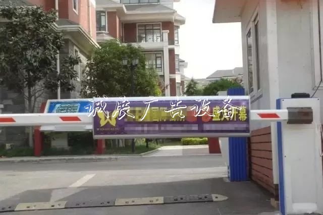 這個小區(qū)給每戶發(fā)了宣傳欄廠家500元！這筆錢你也能去物業(yè)要