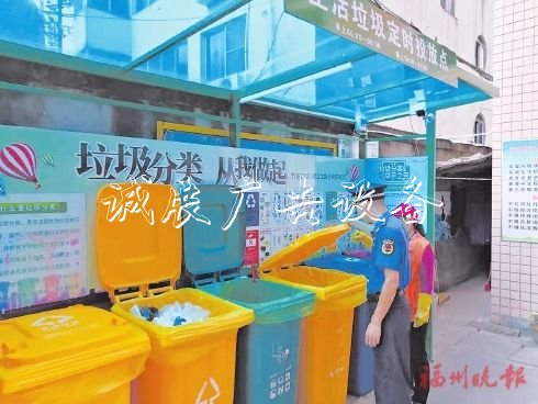 馬尾區(qū)執(zhí)法人員檢查垃圾分類情況。