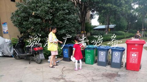 西安市灞橋區(qū)大步邁向滾動廣告燈箱生活垃圾分類“新時尚”