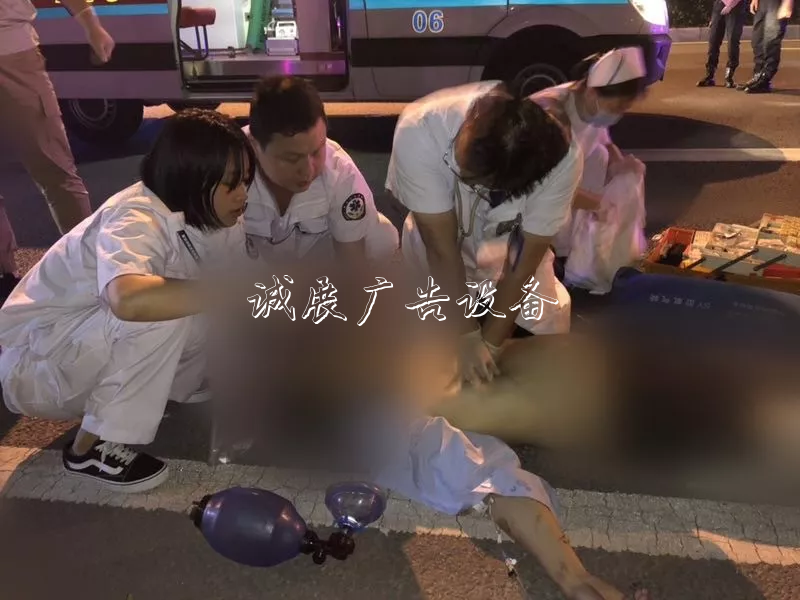 撞上路牌鐵柱子，出租垃圾箱車突然起火！的哥傷重不