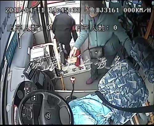 路邊垃圾箱竄起一米多廣告垃圾箱火苗 “救火哥”聯手熱心