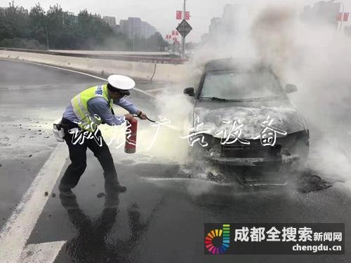 天府立交上轎車突然起滾動式燈箱火 網友點贊交警緊急救火