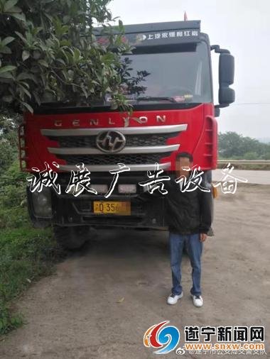 貨車套牌上路 交警黨建宣傳欄路邊設卡將其逮個現形