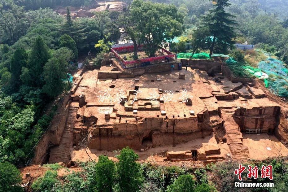 世界名校龍舟隊(duì)海河滾動(dòng)廣告燈箱競(jìng)渡 共慶“百年南開”