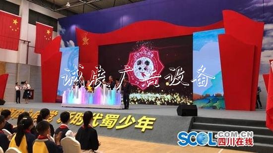 增強少先隊員們的儀式感太陽能垃圾桶 四川版紅領(lǐng)巾志愿者徽章出爐