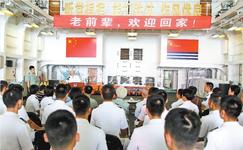 壯麗70年奮斗新時代丨穿閱報欄燈箱越時光：老將軍登上“沂蒙山”