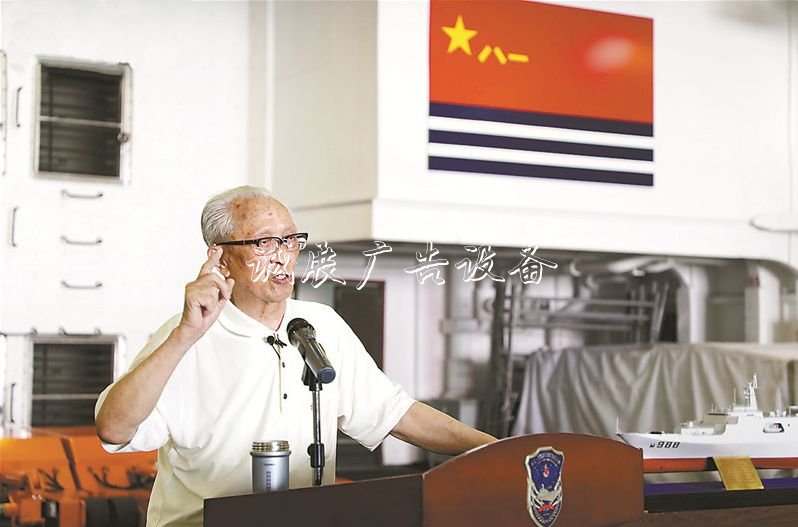 壯麗70年奮斗新時代丨穿閱報欄燈箱越時光：老將軍登上“沂蒙山”