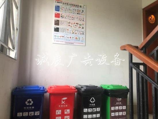 松江九里亭垃圾分類樓道宣傳欄廠家自治見成效 居民自覺干濕分離