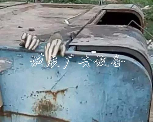 嚇人！這是什么垃圾？打文化宣傳欄開垃圾箱后差點(diǎn)兒魂兒也沒了