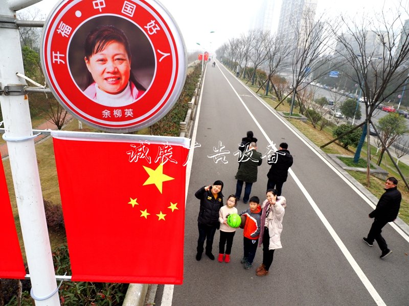 好人燈箱亮相長沙街頭燈箱 化作道德燈塔扮靚城市景