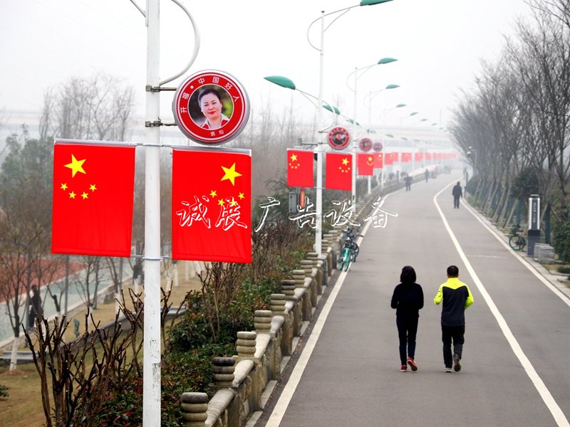 好人燈箱亮相長沙街頭燈箱 化作道德燈塔扮靚城市景