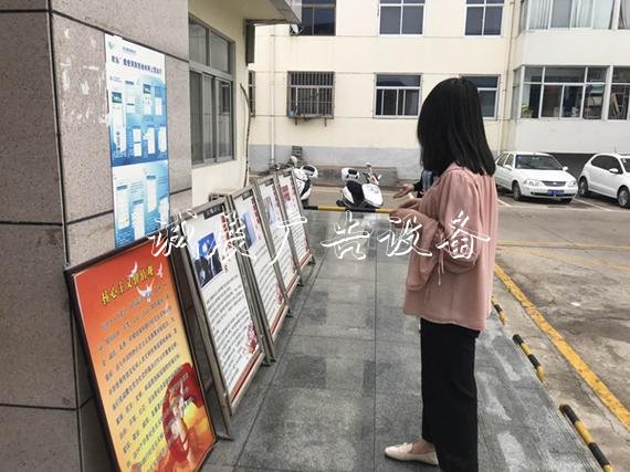 佳縣供電分公司開社區(qū)宣傳欄設好人事跡宣傳欄