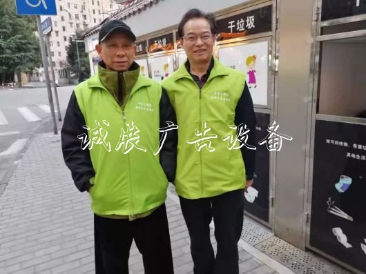 穿上“綠馬甲”徐匯戶外廣告燈箱這位老黨員專盯垃圾桶