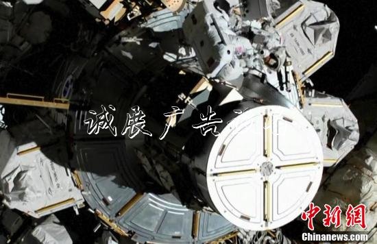 NASA稱實(shí)現(xiàn)了首次全路牌女性宇航員太空行走