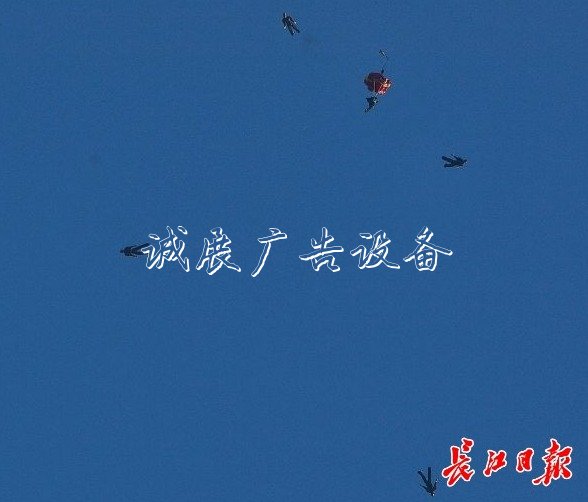 呼朋引伴，去看看社區(qū)宣傳欄軍運(yùn)會(huì)比賽丨長(zhǎng)江評(píng)論