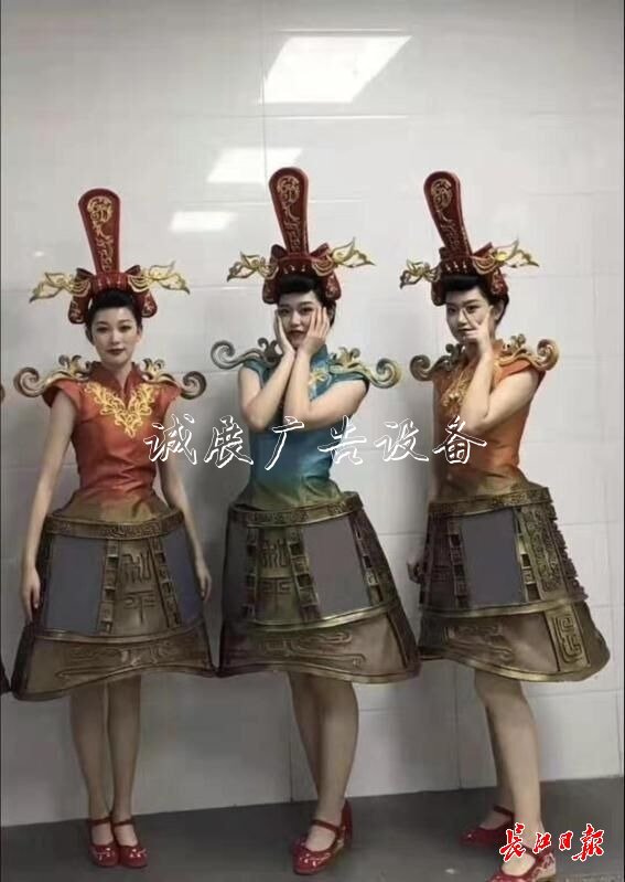 編鐘裙+引導牌有20多斤分類垃圾亭重，軍運會舉牌姑娘是體