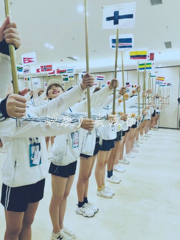 編鐘裙+引導牌有20多斤分類垃圾亭重，軍運會舉牌姑娘是體