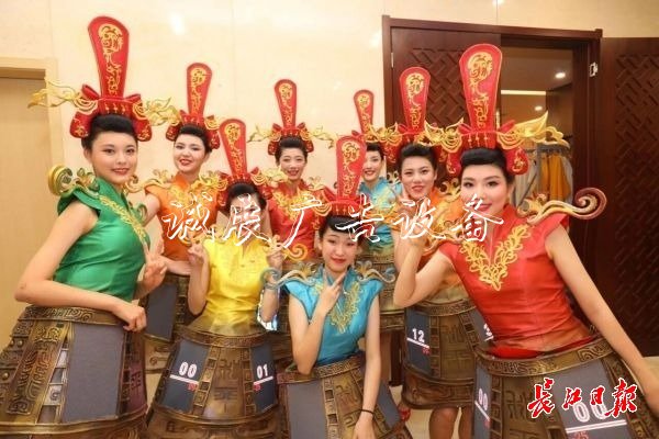編鐘裙+引導牌有20多斤分類垃圾亭重，軍運會舉牌姑娘是體