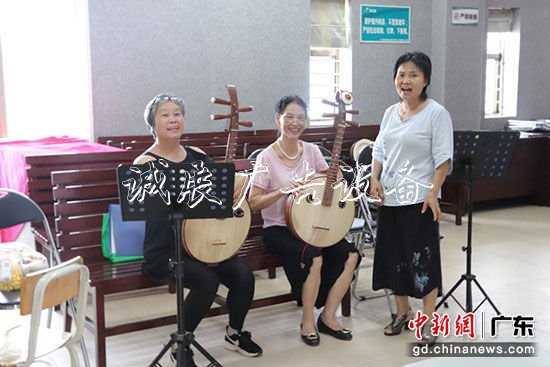 鳳馨苑民樂(lè)團(tuán)的團(tuán)員們正在排練 供圖：麥婉華