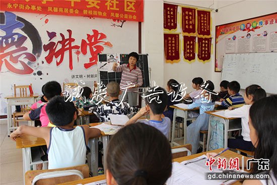 72歲的鳳馨苑志愿者莫惠森免費(fèi)在鳳馨苑社區(qū)教小朋友們鋼筆書法 供圖：麥婉華