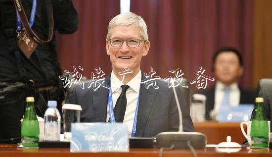 清華經(jīng)管學(xué)院顧問(wèn)委員會(huì)新任主席、蘋果公司（Apple）首席執(zhí)行官蒂姆·庫(kù)克（Tim Cook）主持會(huì)議。