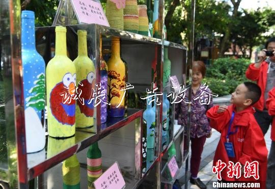 圖為市民參觀利用廢棄物品制作的各種擺件?！￡惓?攝