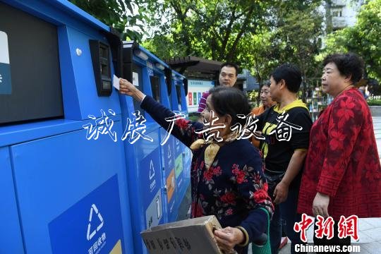 圖為市民展示分類投放垃圾換積分的整個流程。　陳超 攝