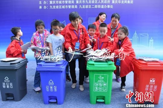 圖為小朋友進行垃圾分類游戲互動。　陳超 攝