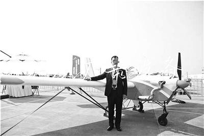 大學(xué)生攢錢造飛機(jī)社區(qū)宣傳欄 畢業(yè)5年后成品捐母校