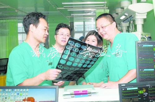 [新春走基層]這個(gè)滾動(dòng)廣告燈箱除夕 他們不回家