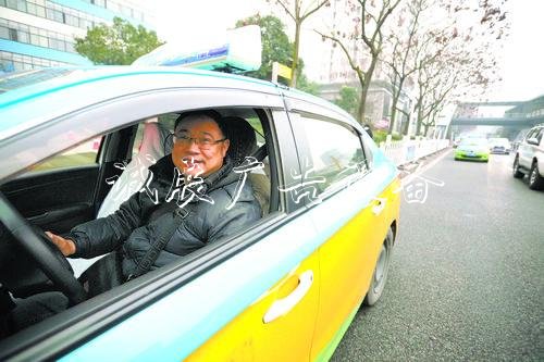 [新春走基層]這個(gè)滾動(dòng)廣告燈箱除夕 他們不回家