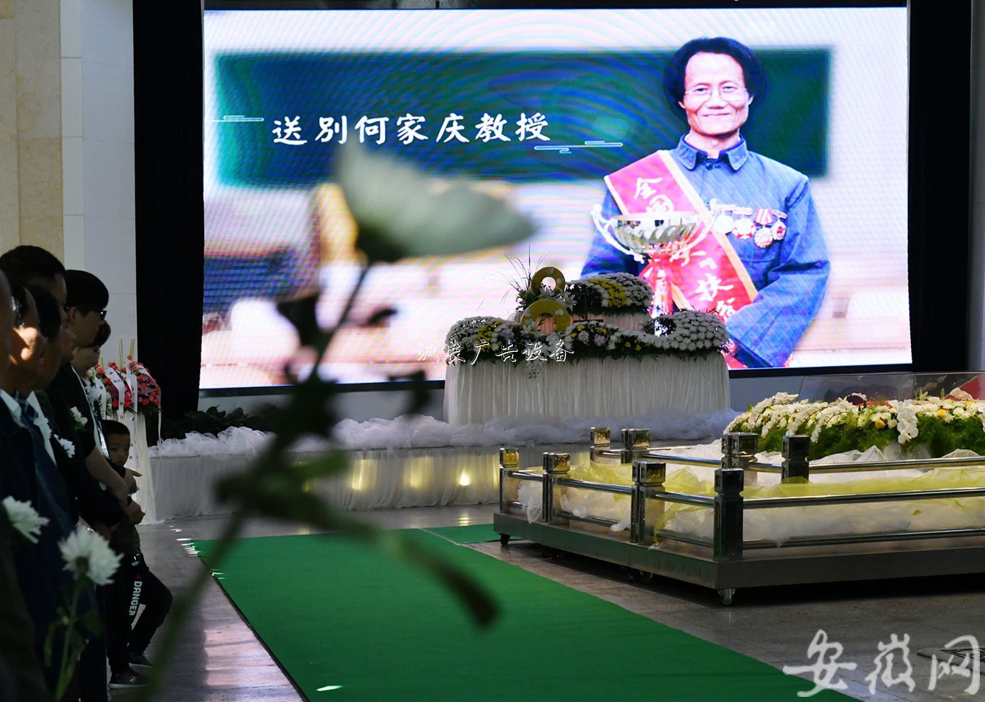 何家慶遺體告別儀式舉行宣傳欄 生前詩作《我走了》感動(dòng)眾人
