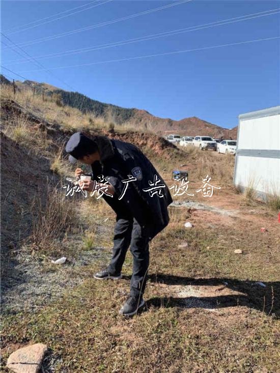 “2019行走黃河”：拉戶外廣告燈箱加鎮(zhèn)，黃河邊上解難題