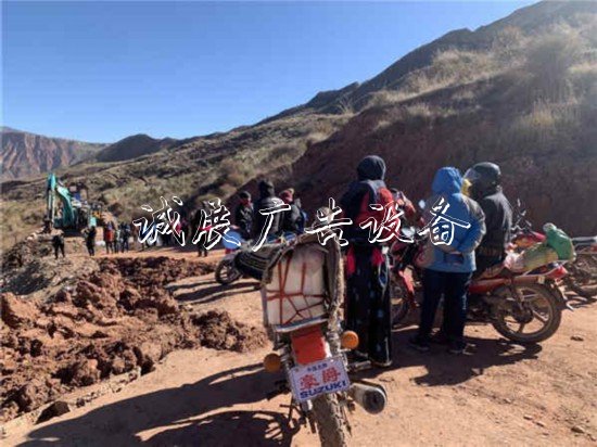 “2019行走黃河”：拉戶外廣告燈箱加鎮(zhèn)，黃河邊上解難題