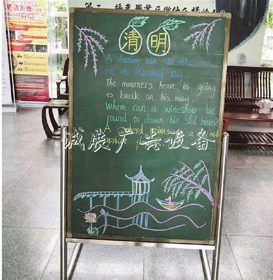 浙大有位“寶藏”宿管阿滾動(dòng)式燈箱姨：做過(guò)翻譯 用英文出板報(bào)