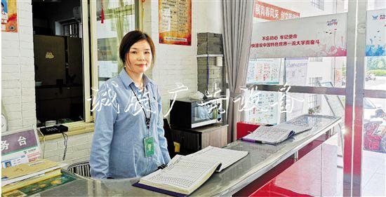 浙大有位“寶藏”宿管阿滾動(dòng)式燈箱姨：做過(guò)翻譯 用英文出板報(bào)