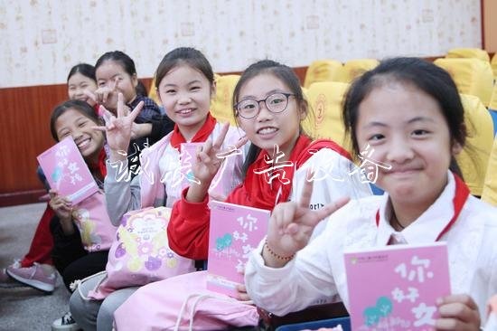 “春蕾計劃”青春宣傳欄燈箱期教育項目走進(jìn)重慶市
