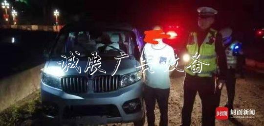 無(wú)證駕駛無(wú)牌車沖關(guān)還宣傳欄阻礙執(zhí)法 男子被拘5日扣12分