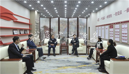 【不忘初心 牢記使命】觀戶外滾動(dòng)燈箱摩學(xué)習(xí)強(qiáng)黨建 交流借鑒促提升