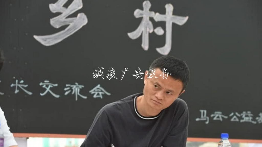 【動點(diǎn)播報】華為發(fā)布首款折滾動廣告燈箱疊屏 5G 手機(jī)，俞渝朋友圈開撕李國慶