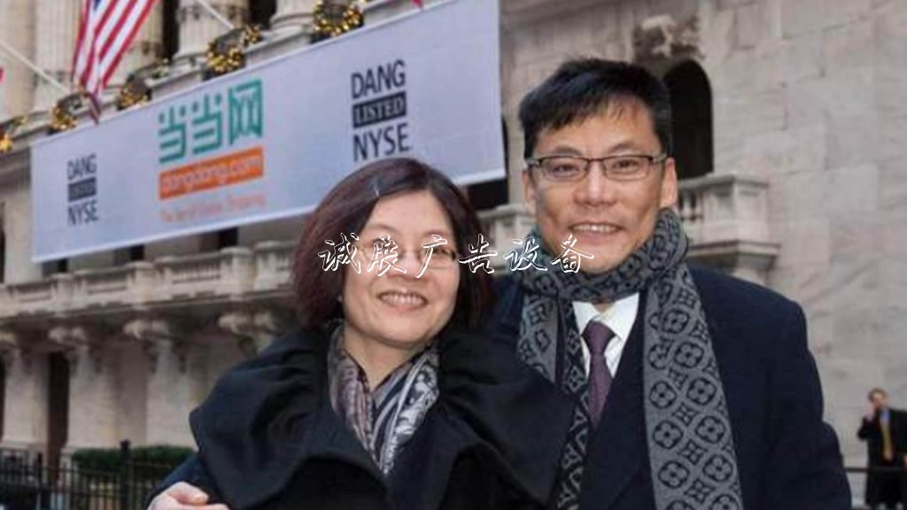 【動點(diǎn)播報】華為發(fā)布首款折滾動廣告燈箱疊屏 5G 手機(jī)，俞渝朋友圈開撕李國慶