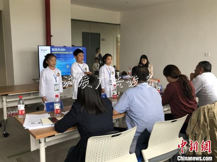 自動分類垃圾桶、智能澆路燈燈箱花器 上?！?0后”展示科創(chuàng)實力