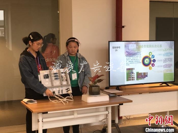 自動分類垃圾桶、智能澆路燈燈箱花器 上?！?0后”展示科創(chuàng)實力