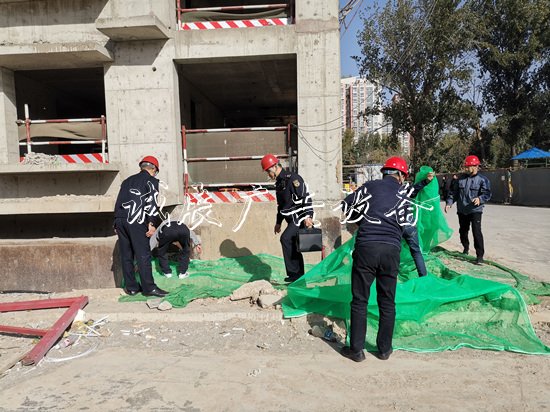 應(yīng)對大風(fēng)天氣南磨房執(zhí)學(xué)校宣傳欄法隊檢查施工工地和戶外廣告