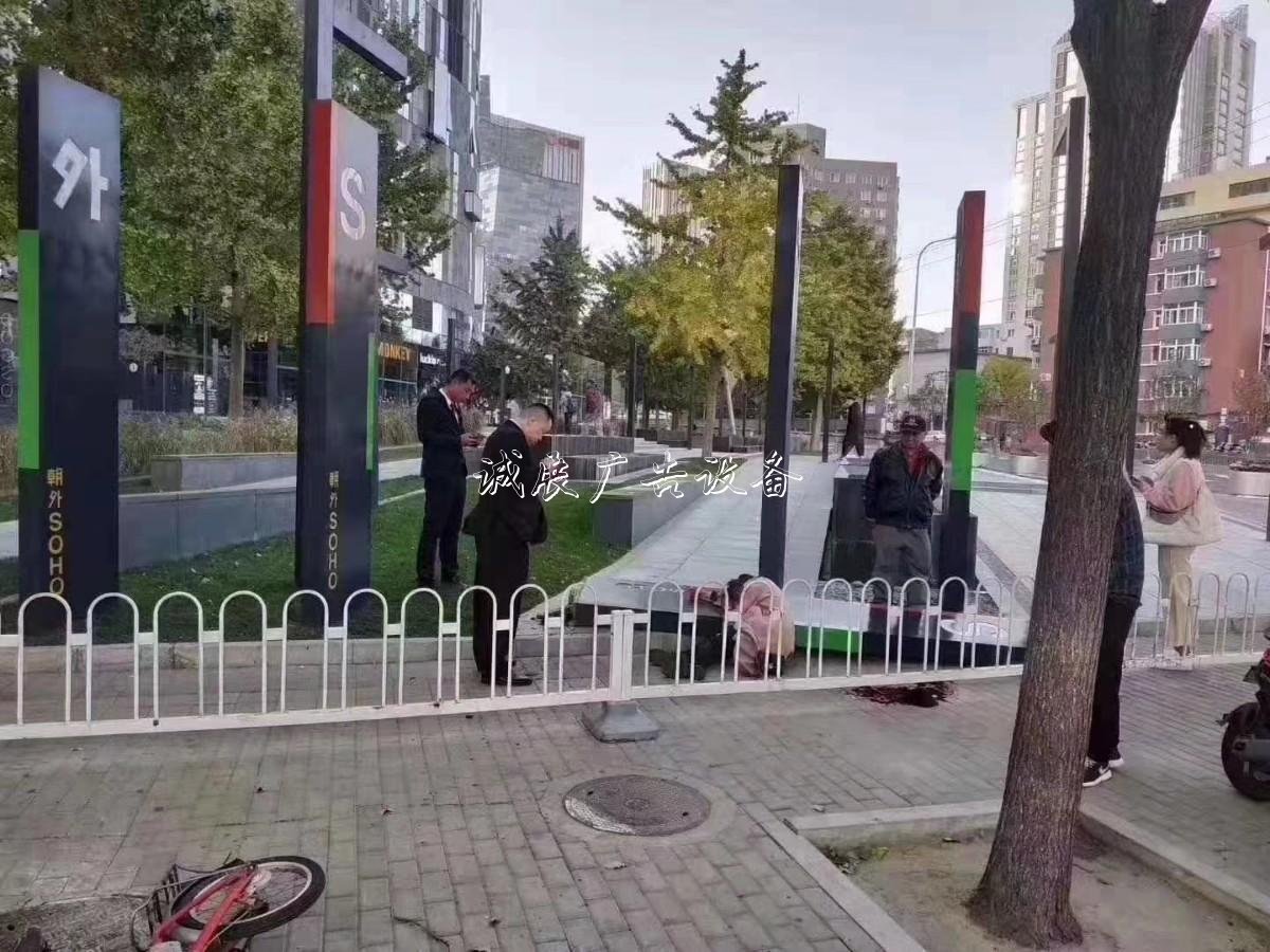 今早大風(fēng)，朝外SOHO一路人被砸倒在地