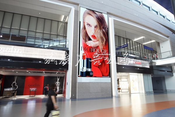 上海機(jī)場(chǎng)德高動(dòng)量全新指路牌廣告媒體展翅浦東衛(wèi)星廳