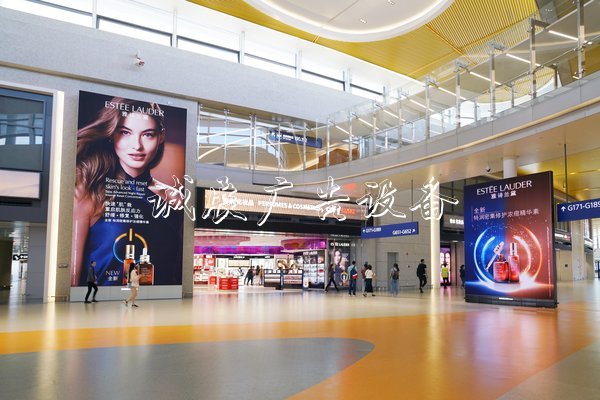 上海機(jī)場(chǎng)德高動(dòng)量全新指路牌廣告媒體展翅浦東衛(wèi)星廳